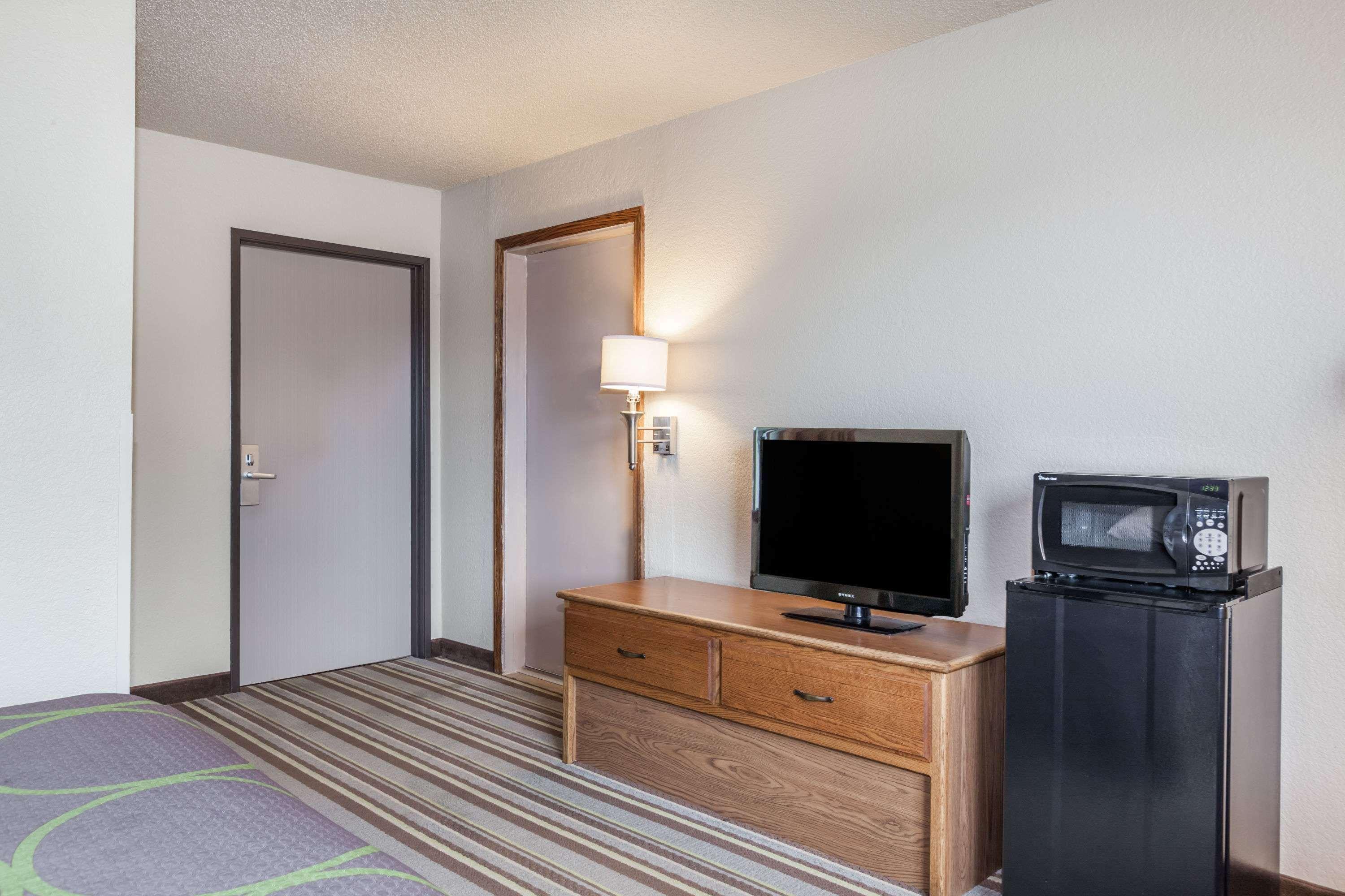 Super 8 By Wyndham Dunbar/Charleston Area Hotel Exterior foto